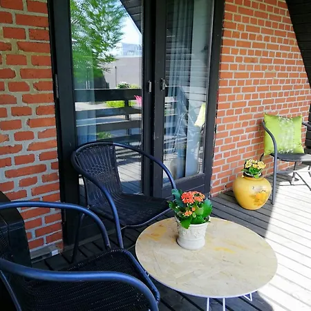 5 Min Walk To Lego House-loft Floor With 2 Bedrooms And Balcony * בילונד